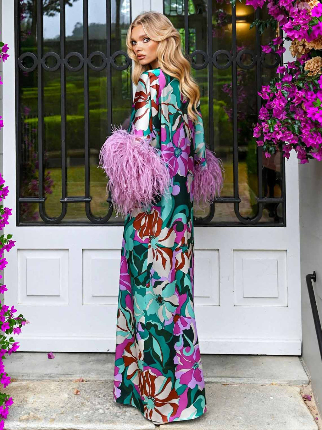 Abito lungo donna in satin con stampa floreale, maniche larghe, polsini piumati, glamour casual da giardino – Plumeria