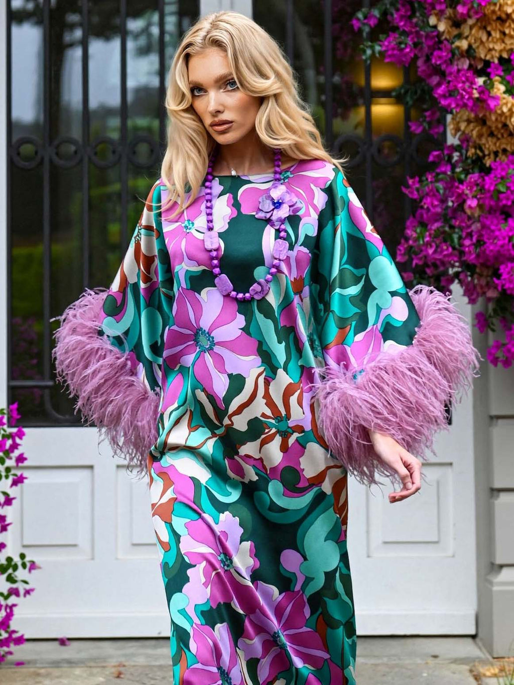 Abito lungo donna in satin con stampa floreale, maniche larghe, polsini piumati, glamour casual da giardino – Plumeria