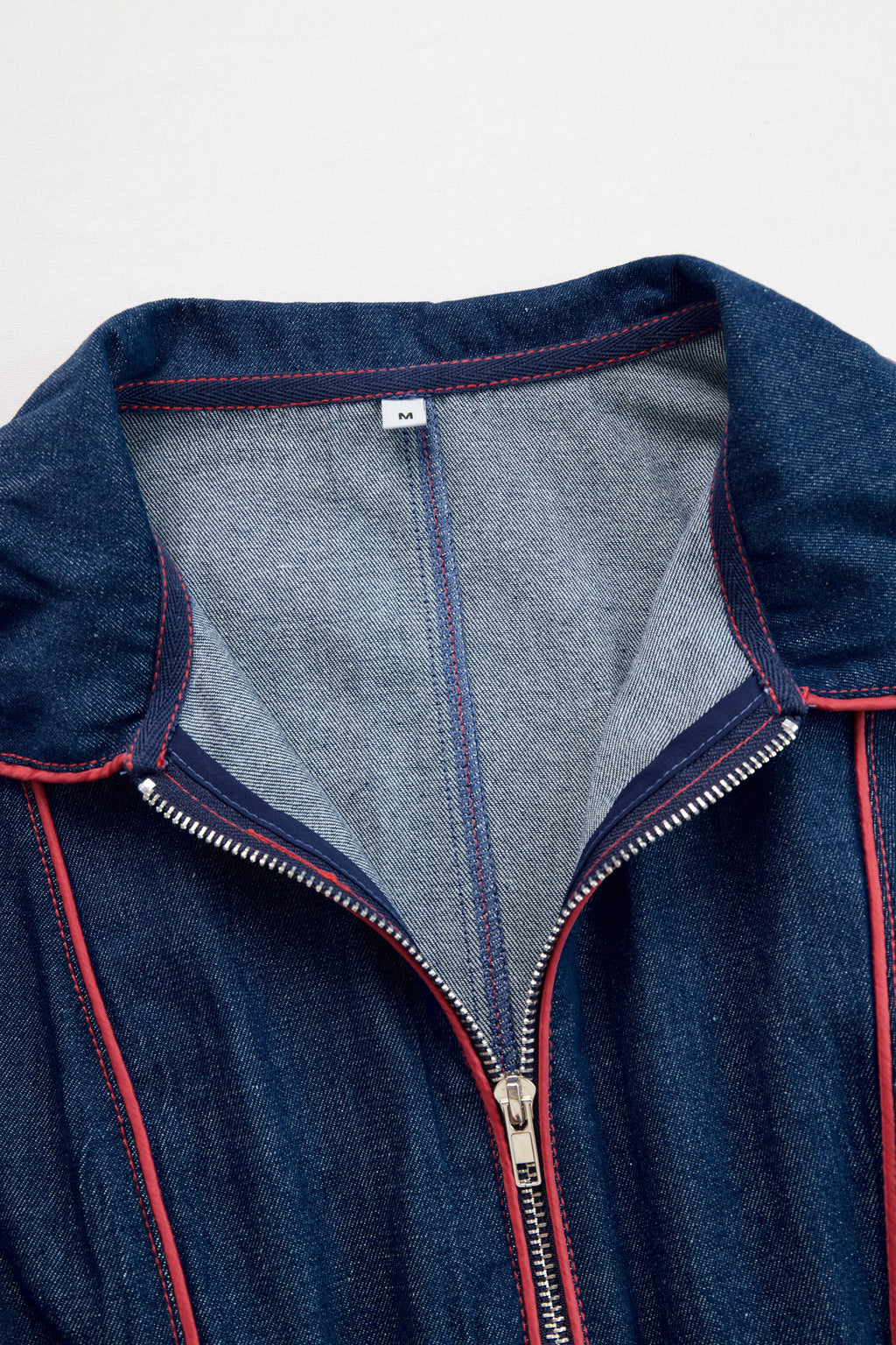 Salopeta de mezclilla casual para mujer estilo retro con cuello y costuras rojas, bolsillos en pierna ancha – Azul