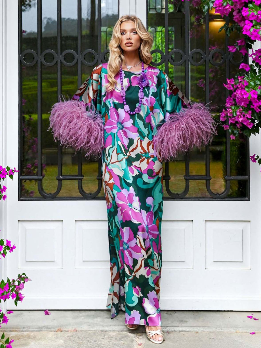 Abito lungo donna in satin con stampa floreale, maniche larghe, polsini piumati, glamour casual da giardino – Plumeria