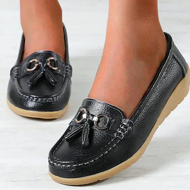 Mocassini bassi slip-on da donna con dettagli frangiati – bianco