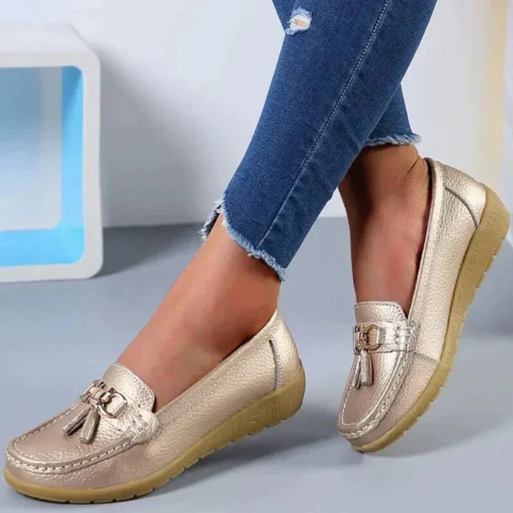 Mocassini bassi slip-on da donna con dettagli frangiati – bianco