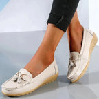 Mocassini bassi slip-on da donna con dettagli frangiati – bianco