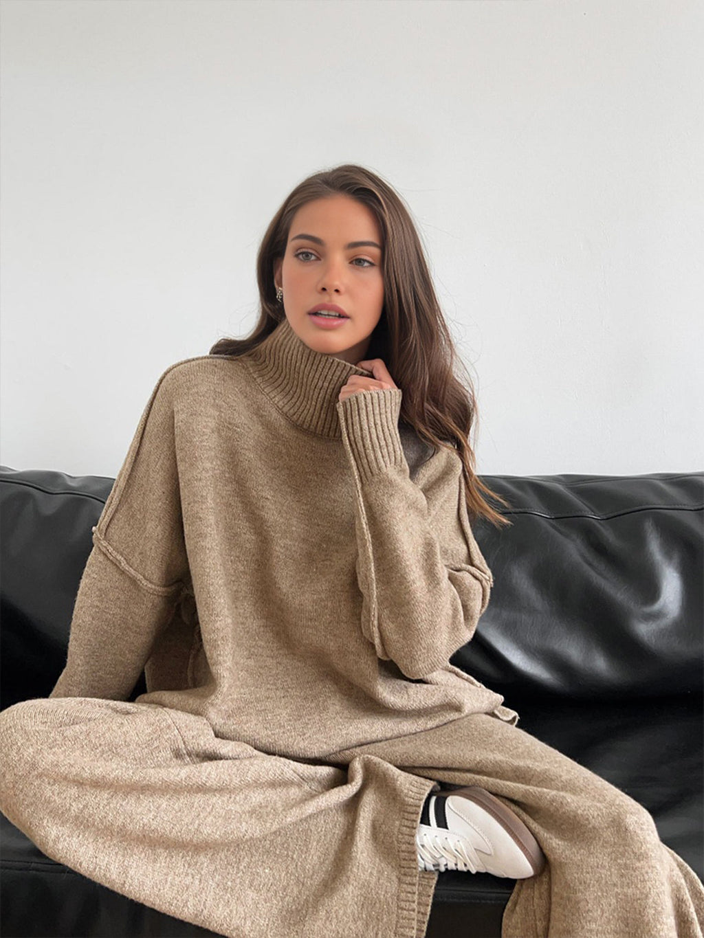 Completo lounge in maglia morbida con collo alto per donna, pantaloni ampi e comodi, casual invernale per tutti i giorni