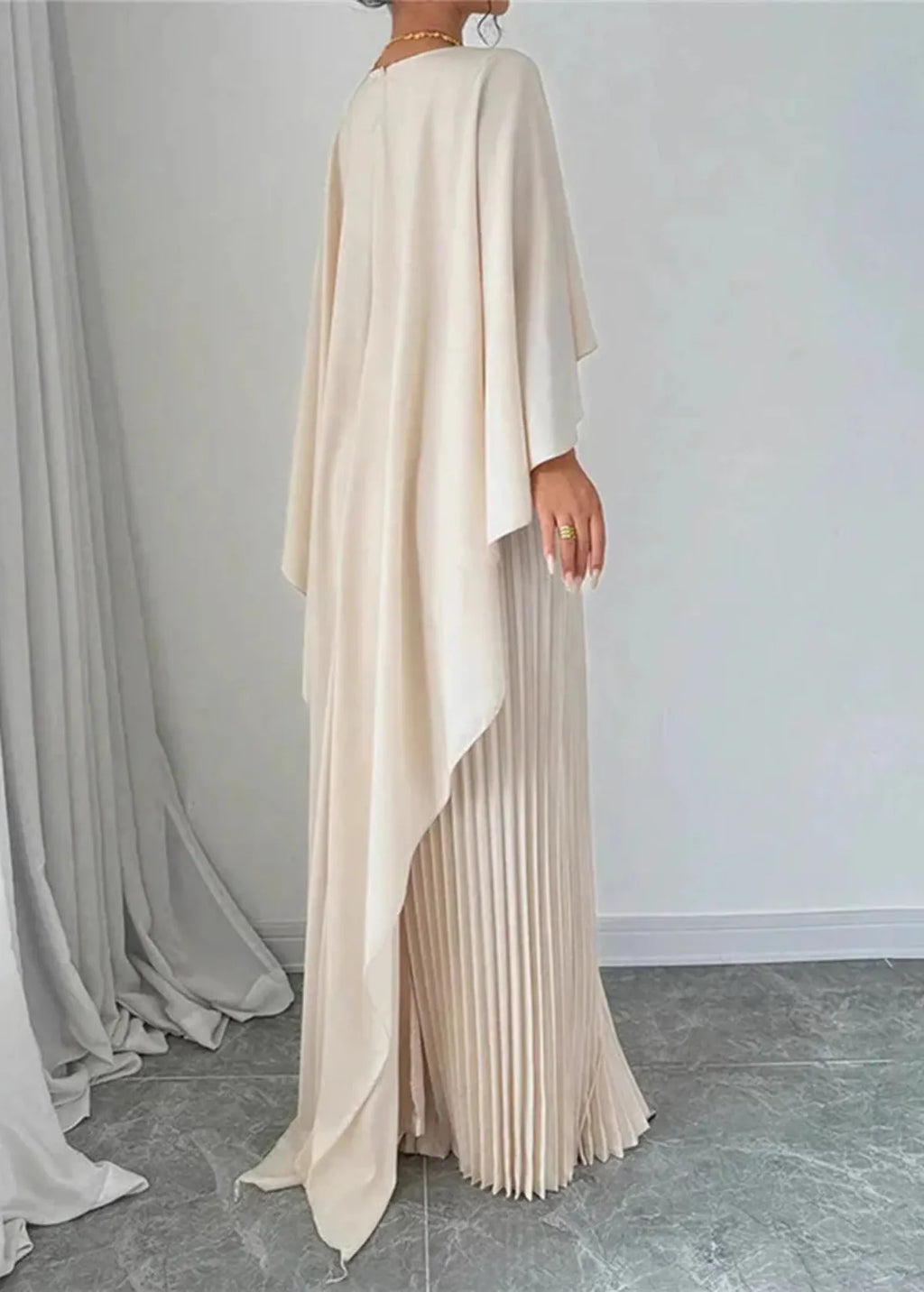Robe de Mariage Longue pour Femme avec Cape Plissée Overlay Fluide Élégante Gown – Makayla