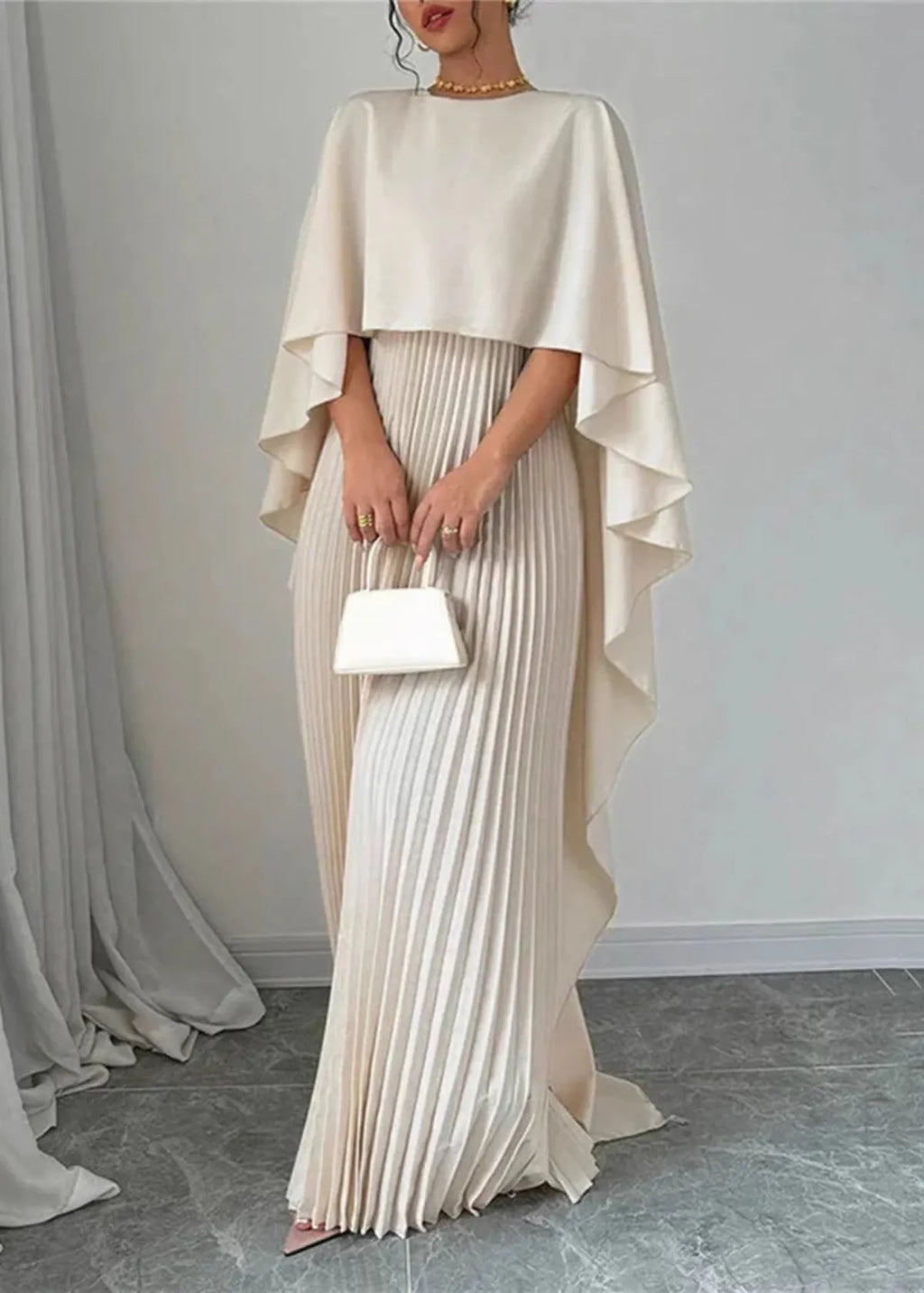 Robe de Mariage Longue pour Femme avec Cape Plissée Overlay Fluide Élégante Gown – Makayla