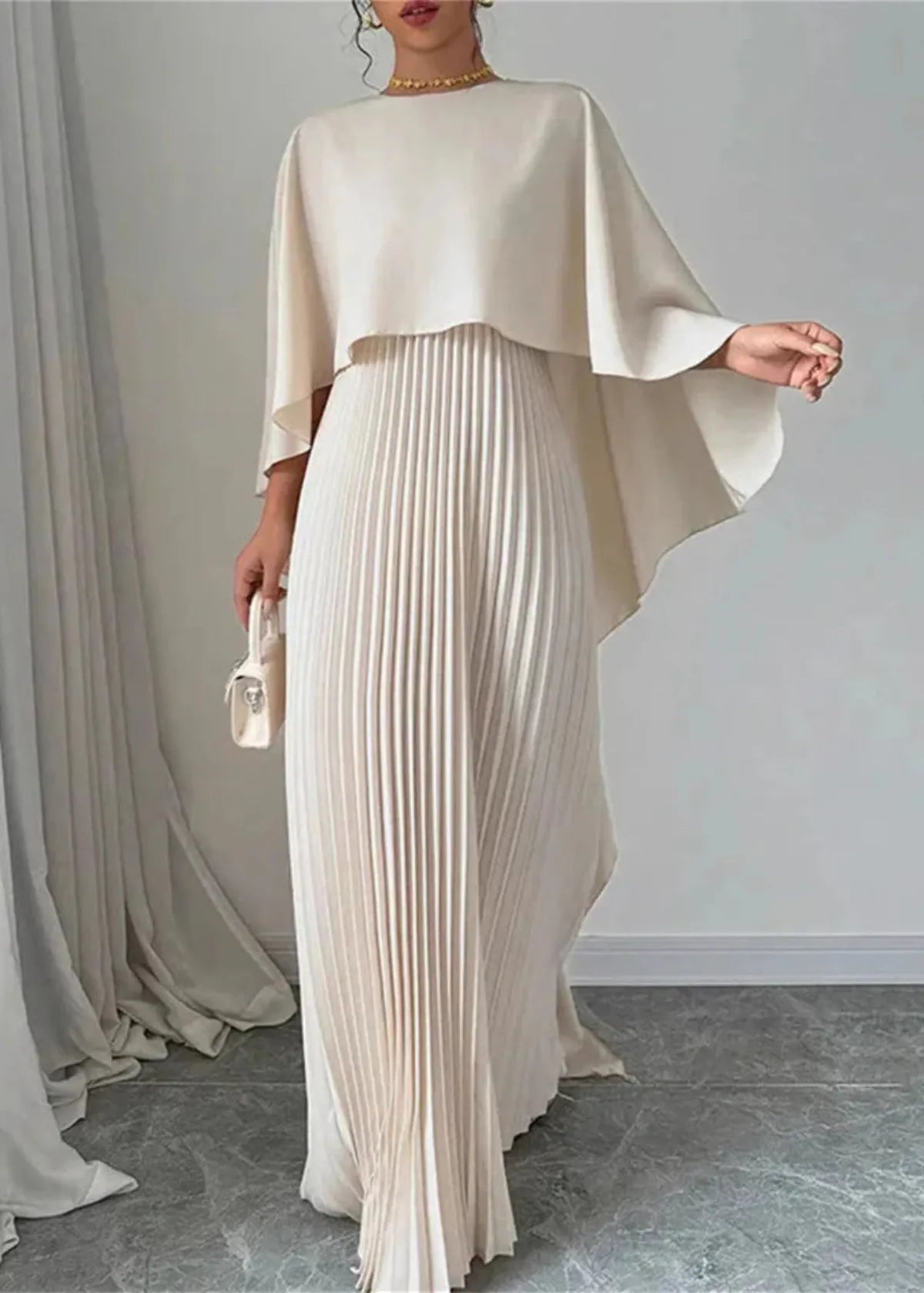 Robe de Mariage Longue pour Femme avec Cape Plissée Overlay Fluide Élégante Gown – Makayla
