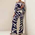 Completo estivo chic da donna in due pezzi, top fluido stampato e pantaloni larghi, outfit elegante casual per le vacanze