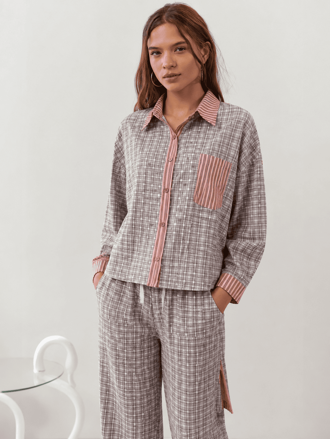 Conjunto de Pijama Elegante a Cuadros para Mujeres, Camisa de Manga Larga, Pantalones Amplios, Ropa de Descanso Suave – Sara