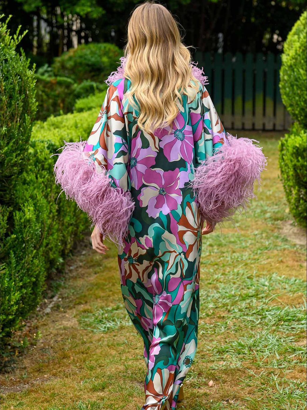 Abito lungo donna in satin con stampa floreale, maniche larghe, polsini piumati, glamour casual da giardino – Plumeria