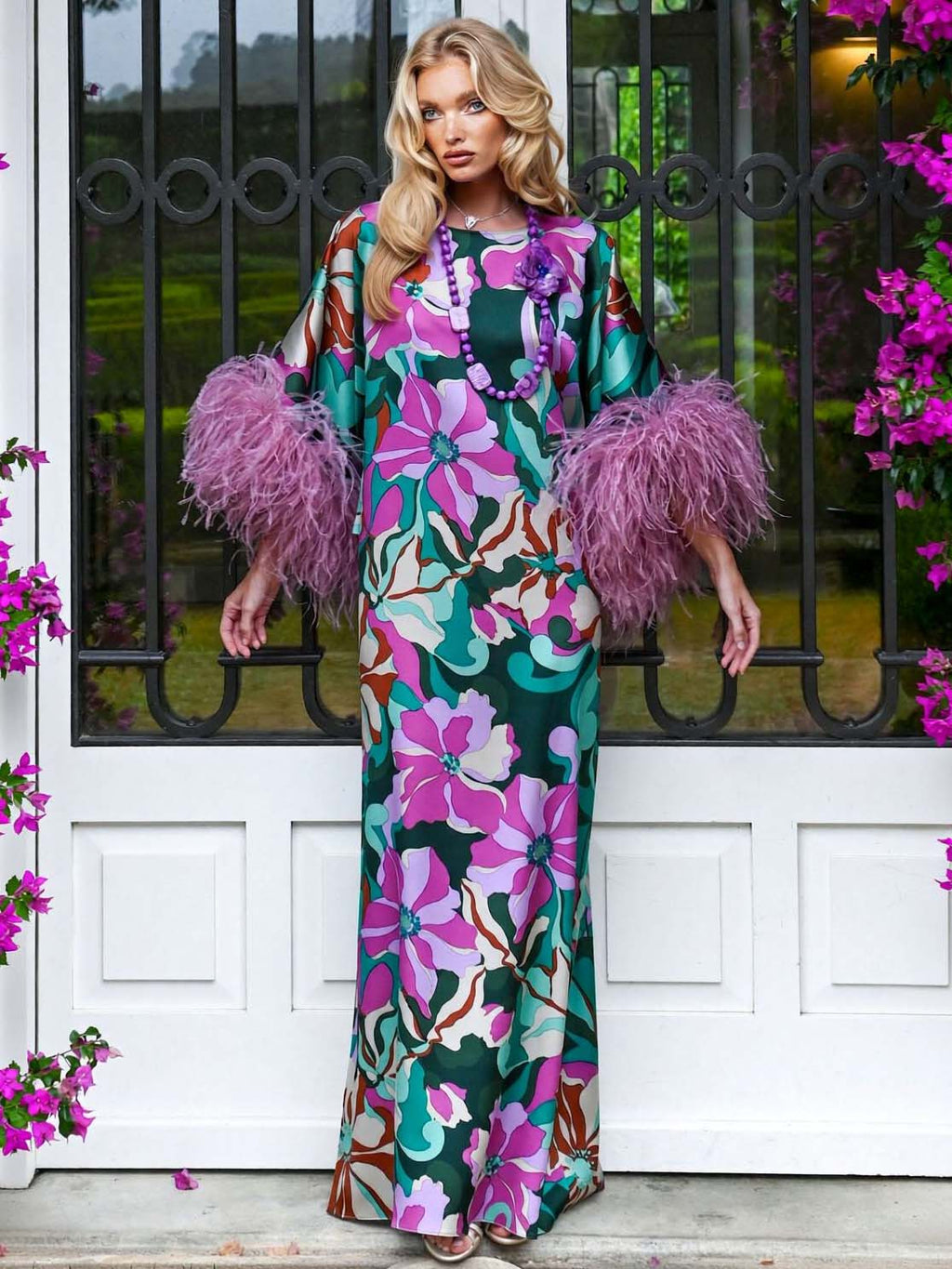 Abito lungo donna in satin con stampa floreale, maniche larghe, polsini piumati, glamour casual da giardino – Plumeria