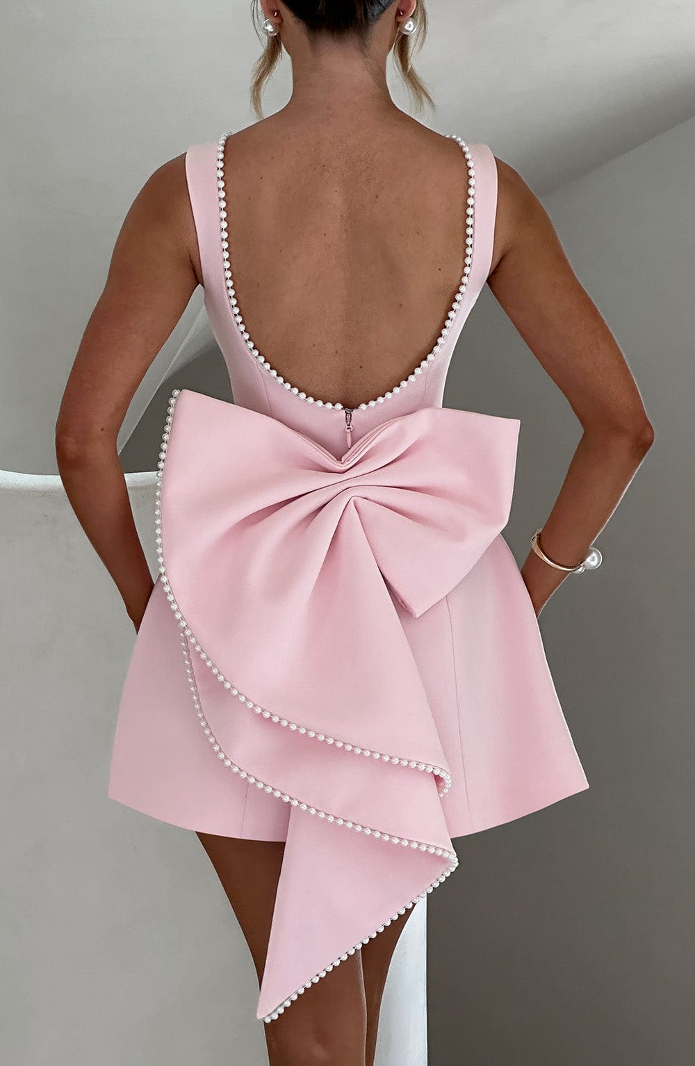 Robe Mini Cocktail à Dos Structuré avec Nœud et Finition Perles pour Femmes - Invité de Mariage, Baby Shower, Anniversaire, Soirée en Amoureux – Rose Poudré