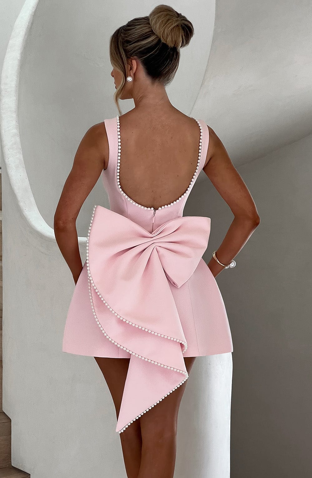 Robe Mini Cocktail à Dos Structuré avec Nœud et Finition Perles pour Femmes - Invité de Mariage, Baby Shower, Anniversaire, Soirée en Amoureux – Rose Poudré