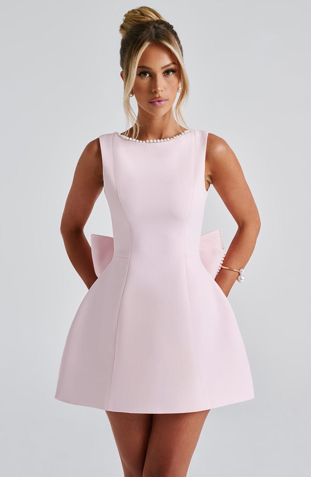 Robe Mini Cocktail à Dos Structuré avec Nœud et Finition Perles pour Femmes - Invité de Mariage, Baby Shower, Anniversaire, Soirée en Amoureux – Rose Poudré