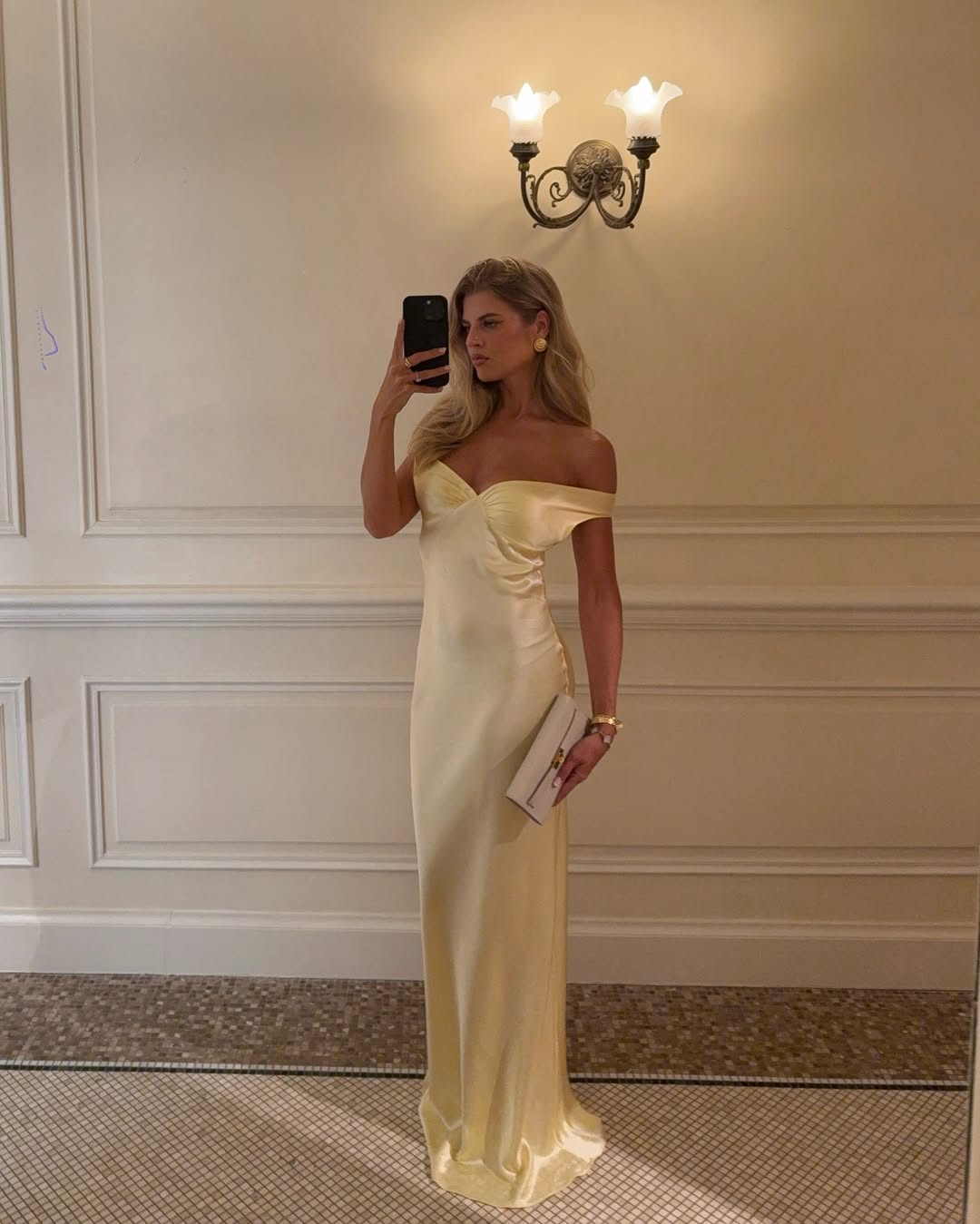 Robe de Mariée Longue Femme Satin Épaules Dégagées Dos Ouvert Fluide Élégante Gown – Alicia