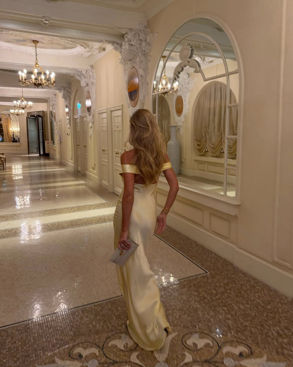 Robe de Mariée Longue Femme Satin Épaules Dégagées Dos Ouvert Fluide Élégante Gown – Alicia
