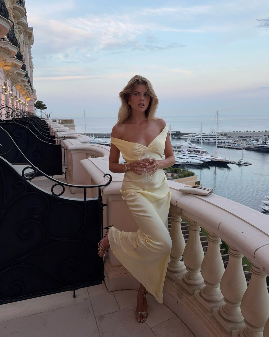 Robe de Mariée Longue Femme Satin Épaules Dégagées Dos Ouvert Fluide Élégante Gown – Alicia