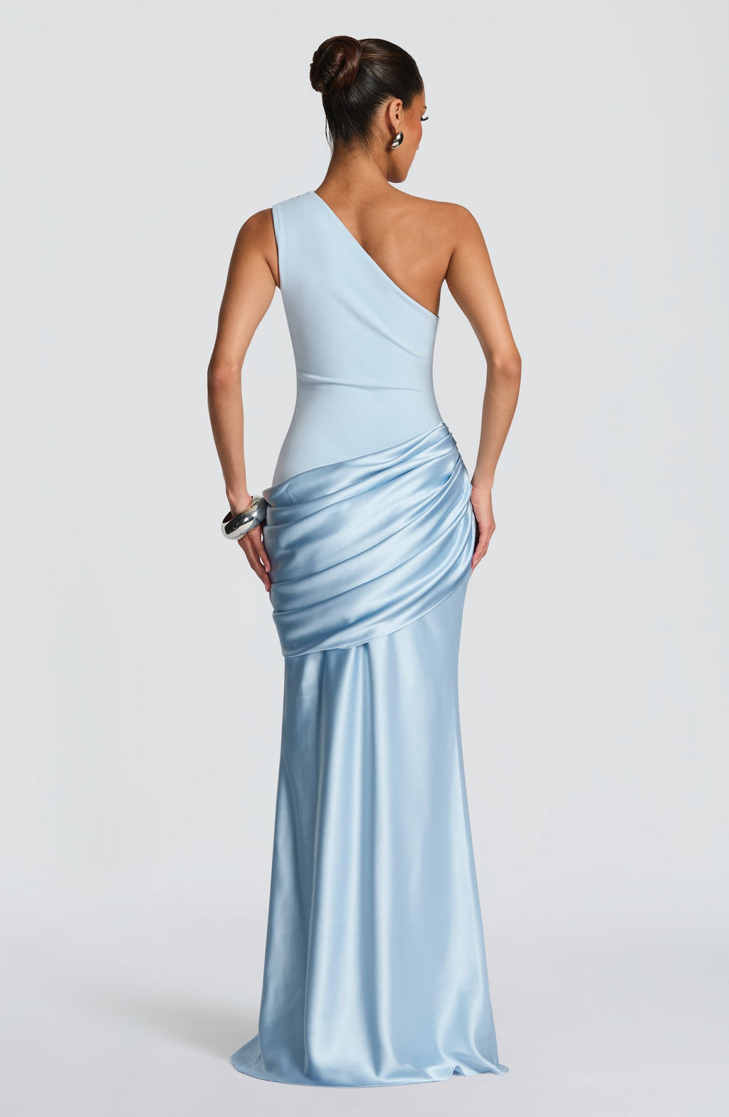 Robe Longue En Satin à Épaule Dénudée Élégante Pour Femmes Avec Corsage En Crêpe Drapé – Ophelia Chocolat