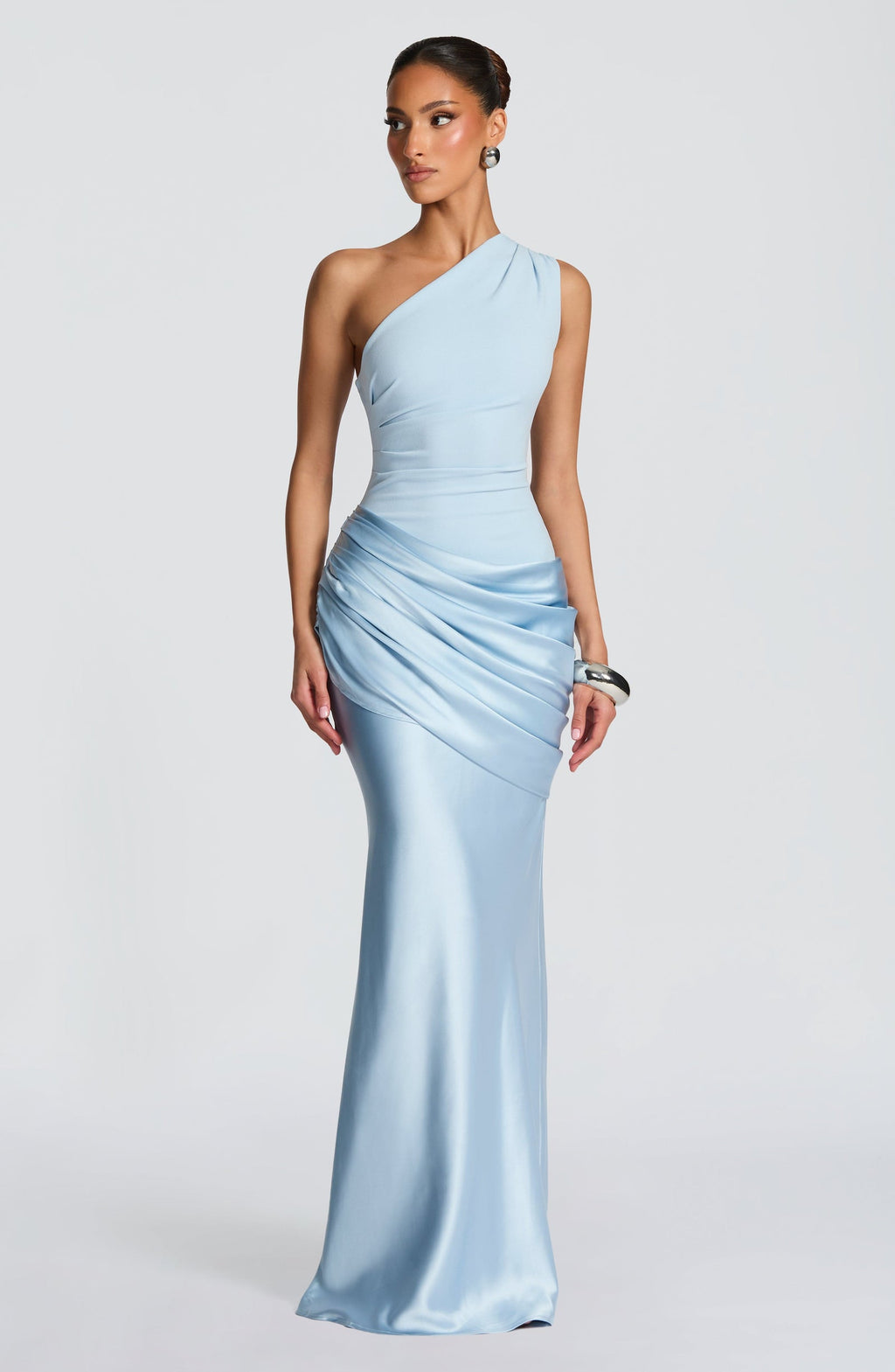 Robe Longue En Satin à Épaule Dénudée Élégante Pour Femmes Avec Corsage En Crêpe Drapé – Ophelia Chocolat