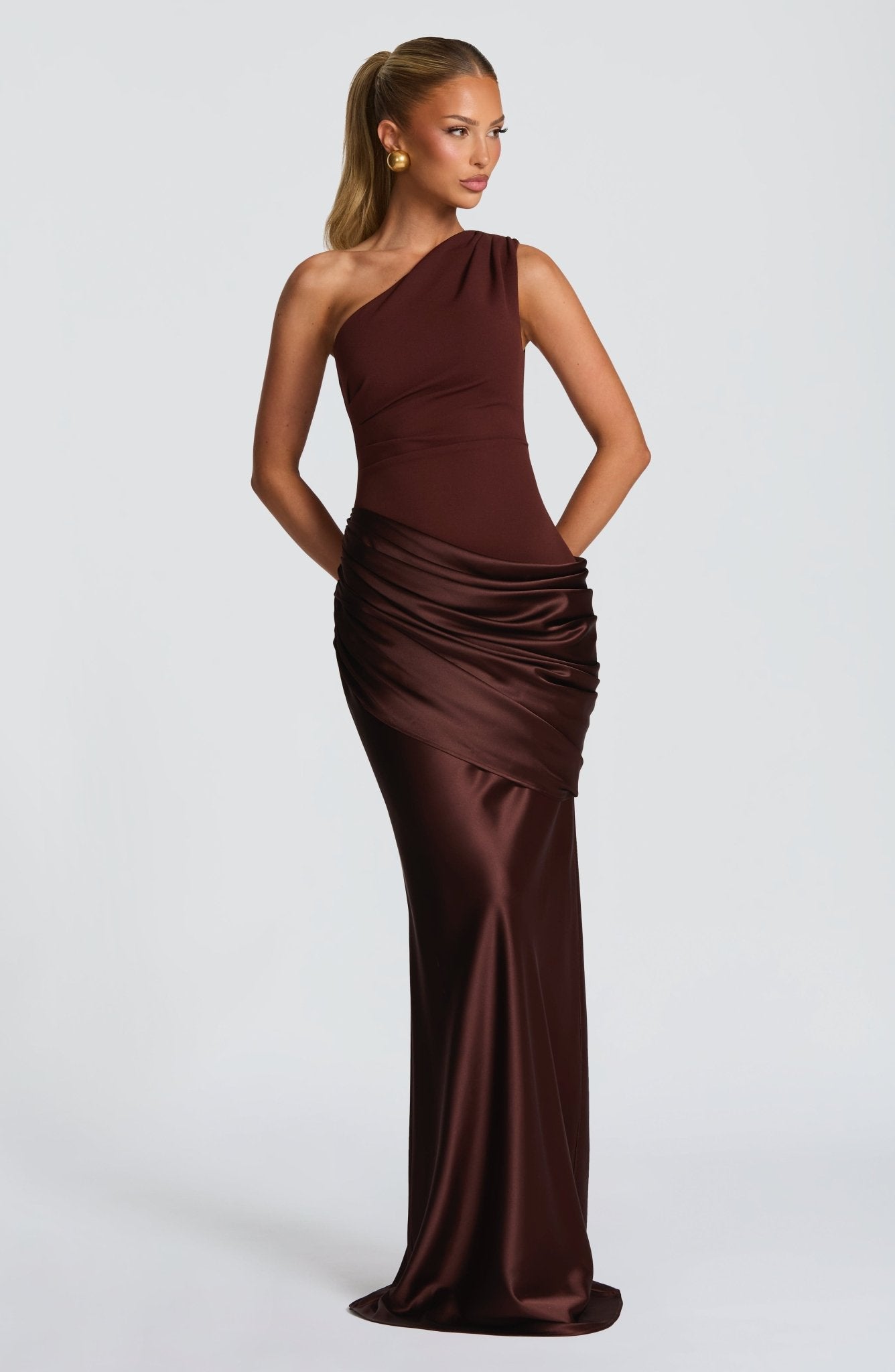 Robe Longue En Satin à Épaule Dénudée Élégante Pour Femmes Avec Corsage En Crêpe Drapé – Ophelia Chocolat