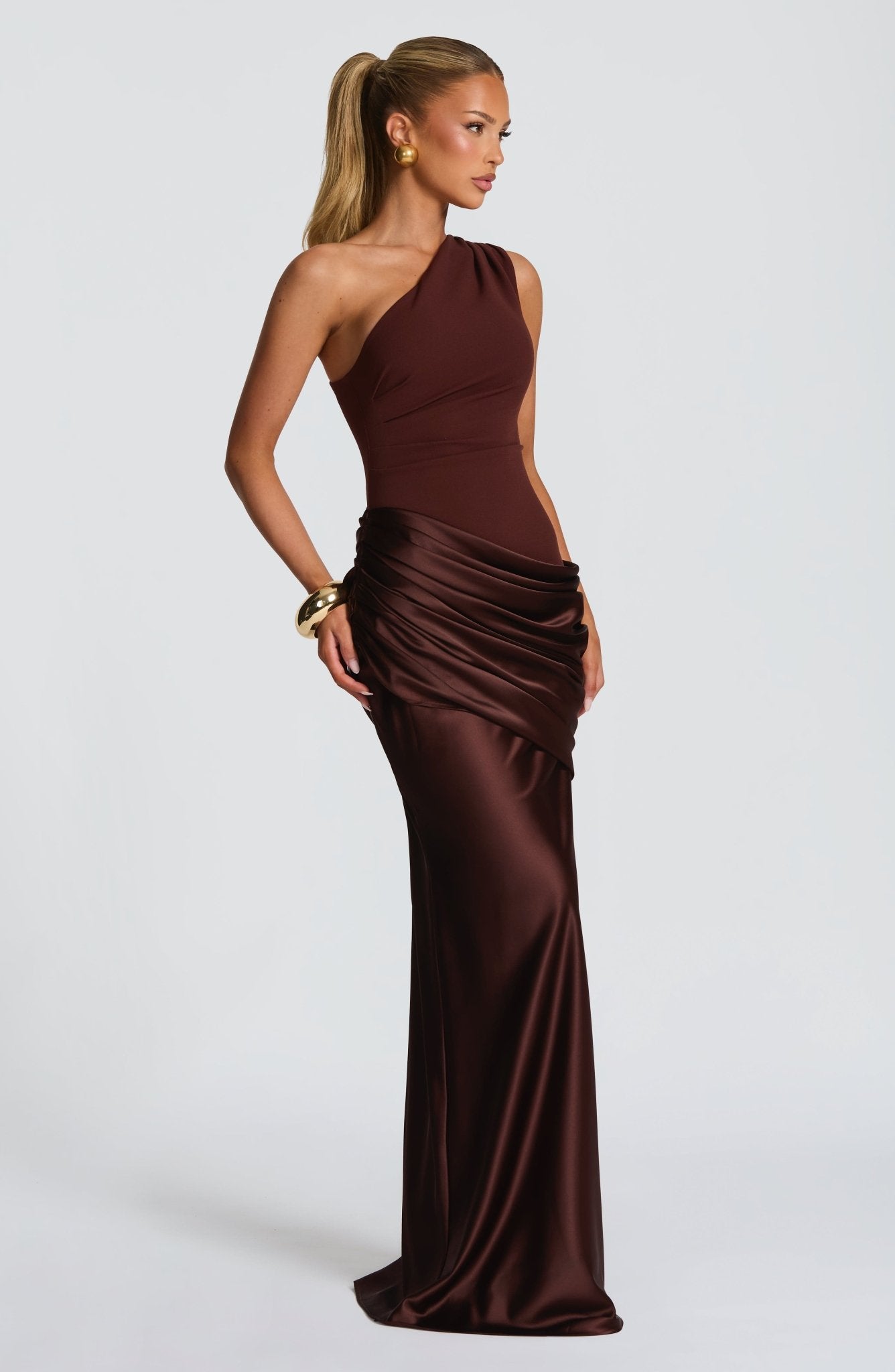 Robe Longue En Satin à Épaule Dénudée Élégante Pour Femmes Avec Corsage En Crêpe Drapé – Ophelia Chocolat
