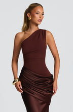 Robe Longue En Satin à Épaule Dénudée Élégante Pour Femmes Avec Corsage En Crêpe Drapé – Ophelia Chocolat