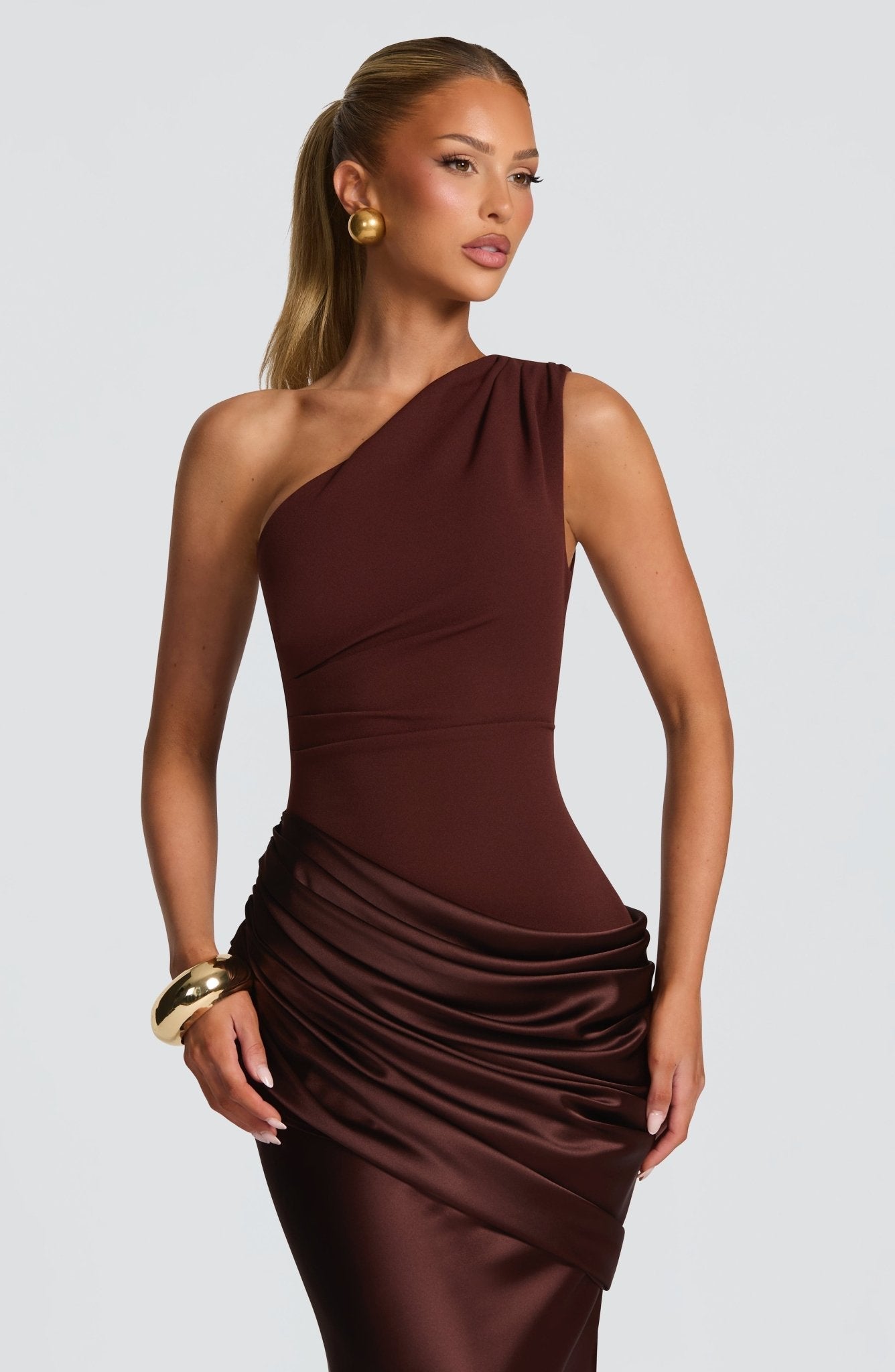 Robe Longue En Satin à Épaule Dénudée Élégante Pour Femmes Avec Corsage En Crêpe Drapé – Ophelia Chocolat
