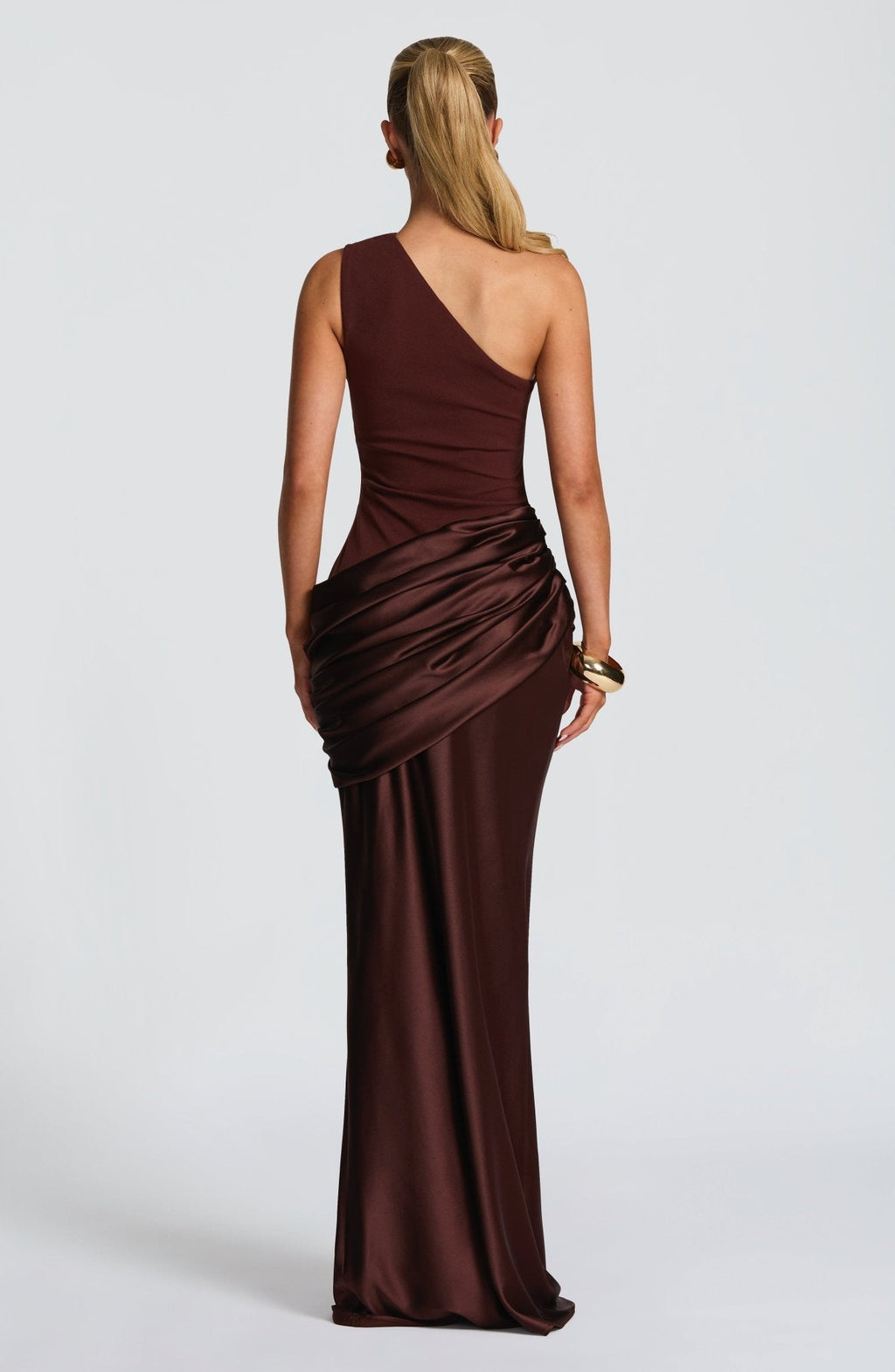 Robe Longue En Satin à Épaule Dénudée Élégante Pour Femmes Avec Corsage En Crêpe Drapé – Ophelia Chocolat