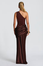 Robe Longue En Satin à Épaule Dénudée Élégante Pour Femmes Avec Corsage En Crêpe Drapé – Ophelia Chocolat