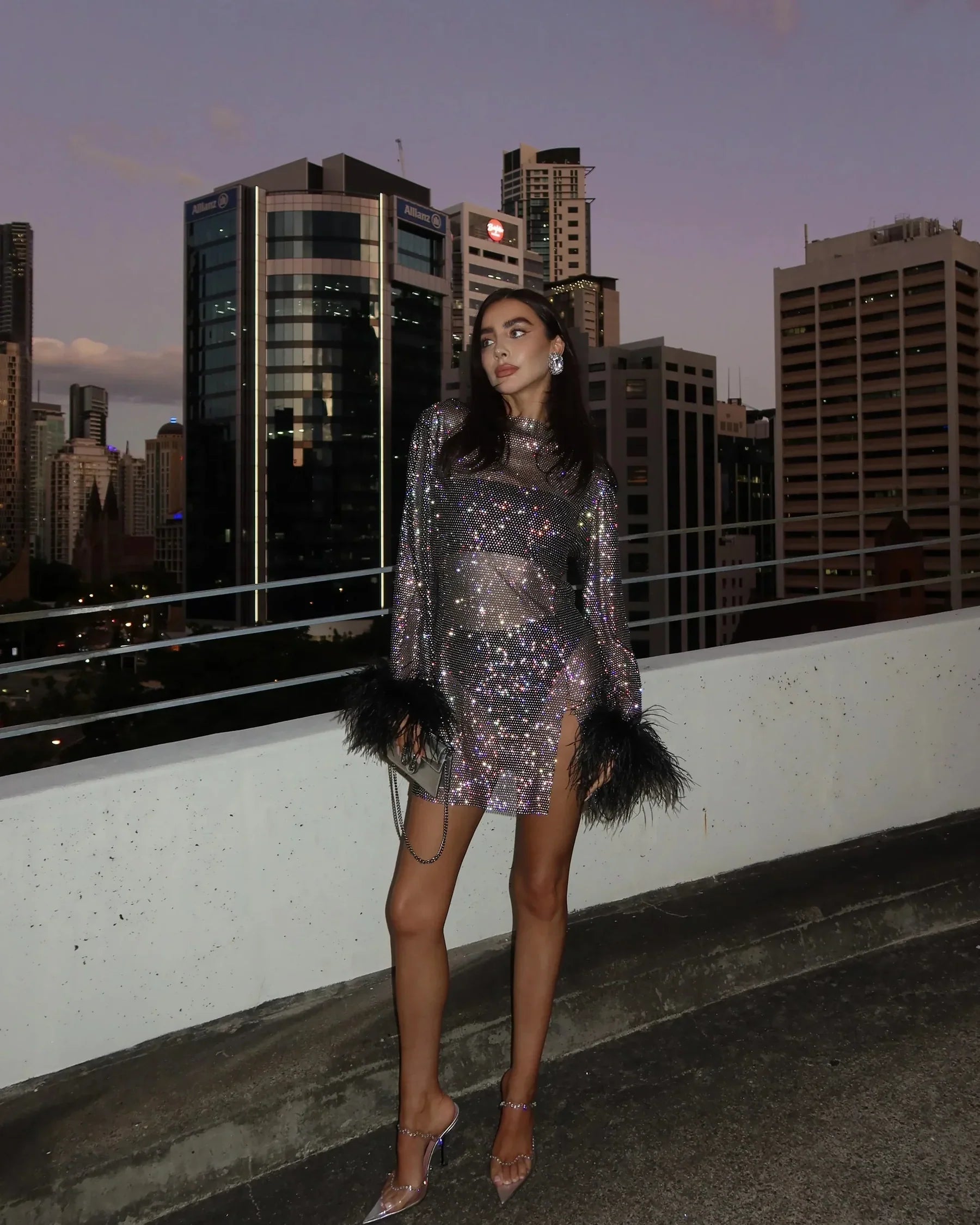 Robe Mini à Manches Longues avec Cuff en Plumes Scintillantes pour Femmes – Mayra