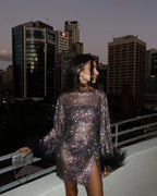 Robe Mini à Manches Longues avec Cuff en Plumes Scintillantes pour Femmes – Mayra