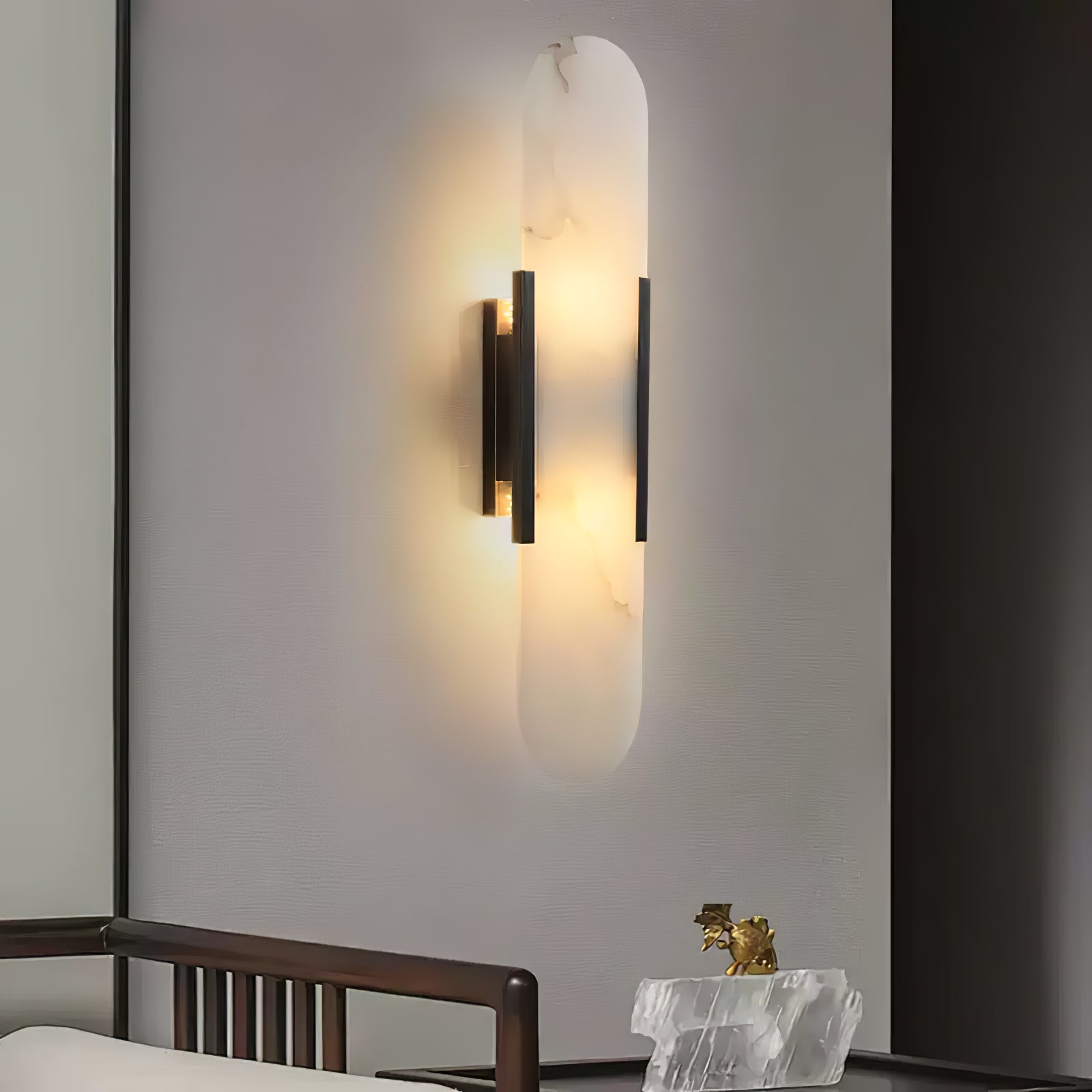 Längliche Wandleuchte aus natürlichem Alabaster, sanftes Licht, eleganter, zeitloser Luxus-Stil