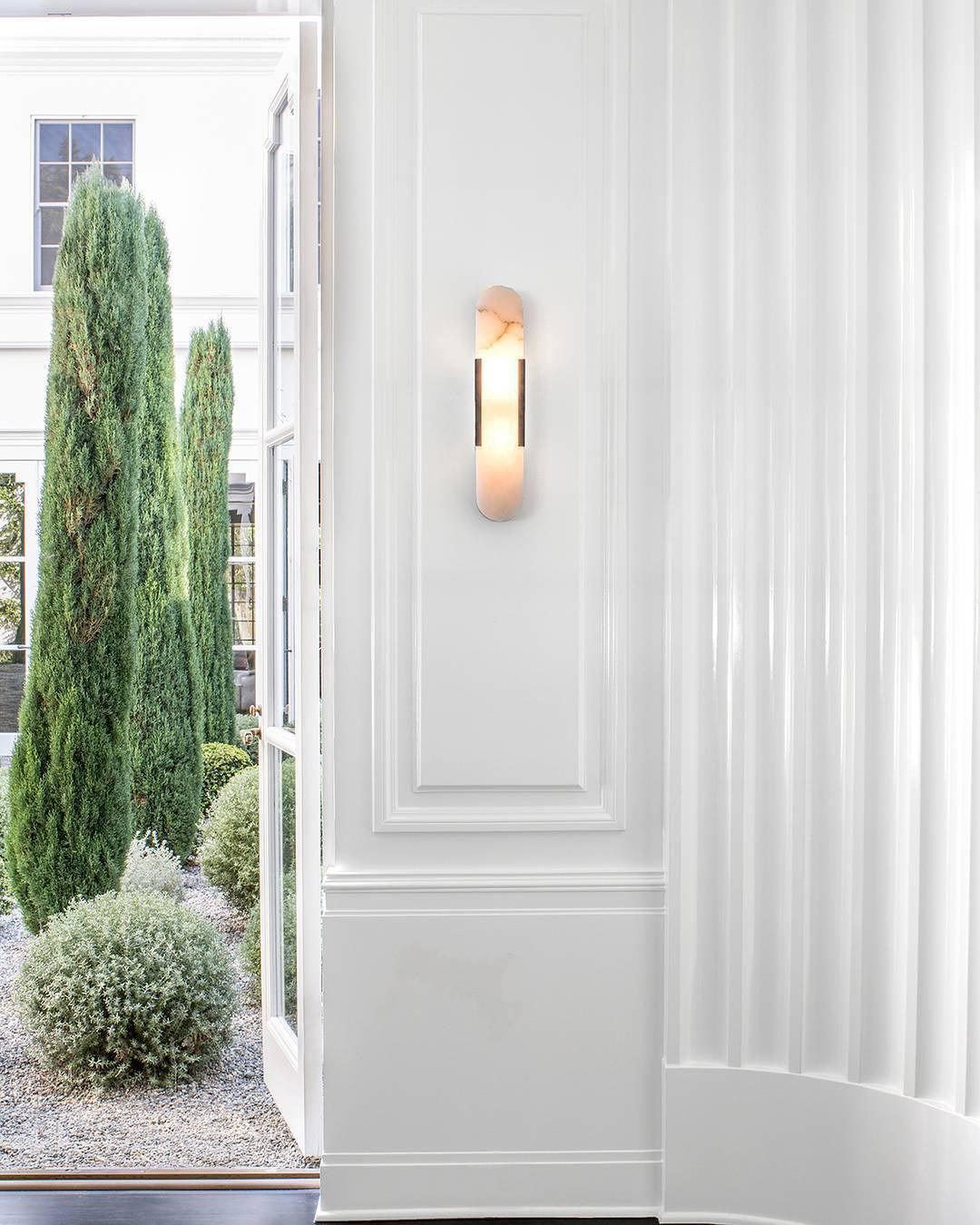 Längliche Wandleuchte aus natürlichem Alabaster, sanftes Licht, eleganter, zeitloser Luxus-Stil