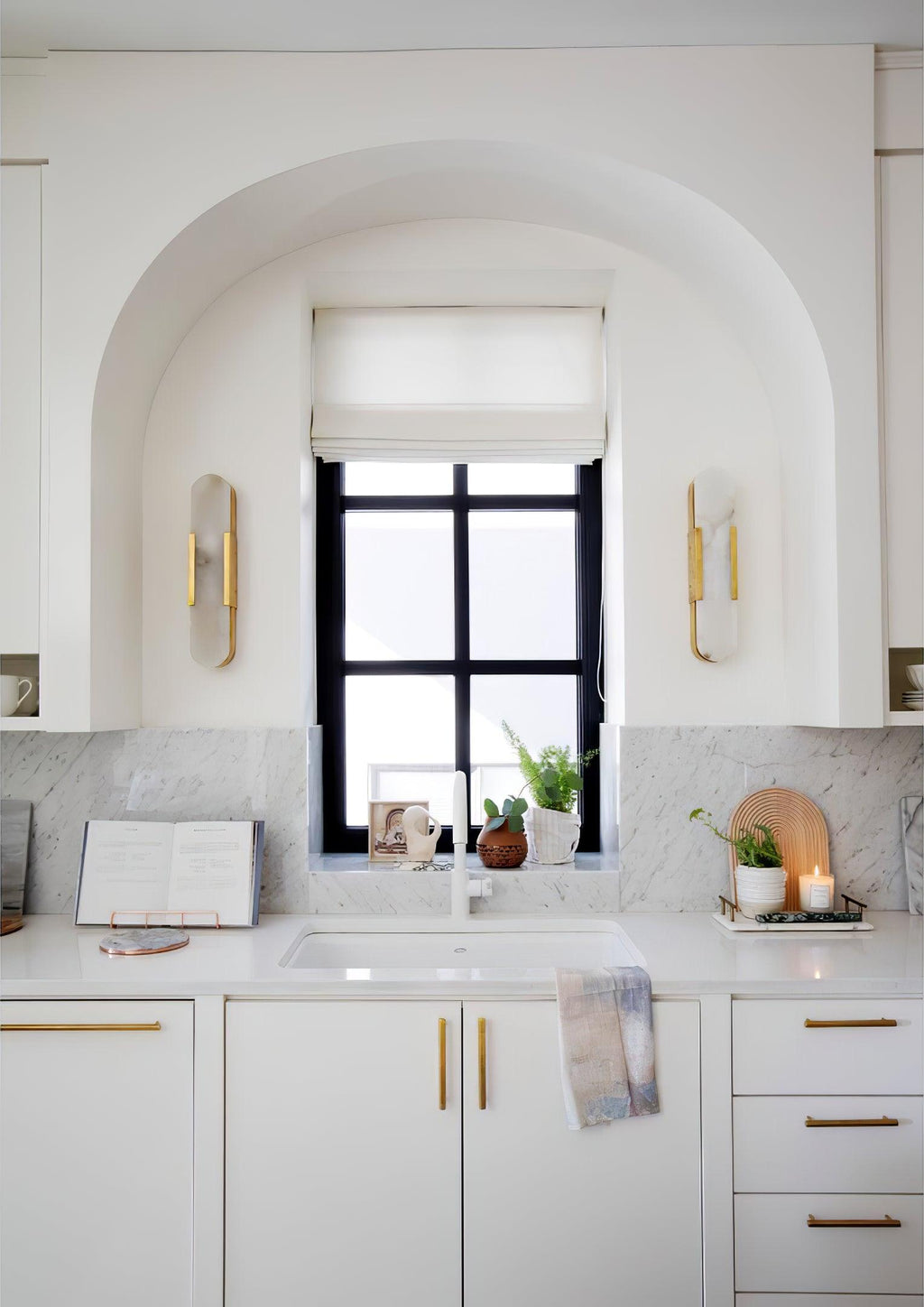 Längliche Wandleuchte aus natürlichem Alabaster, sanftes Licht, eleganter, zeitloser Luxus-Stil