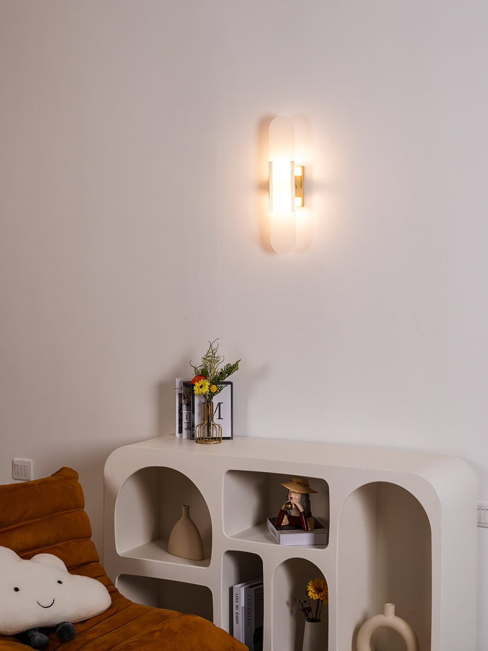 Längliche Wandleuchte aus natürlichem Alabaster, sanftes Licht, eleganter, zeitloser Luxus-Stil