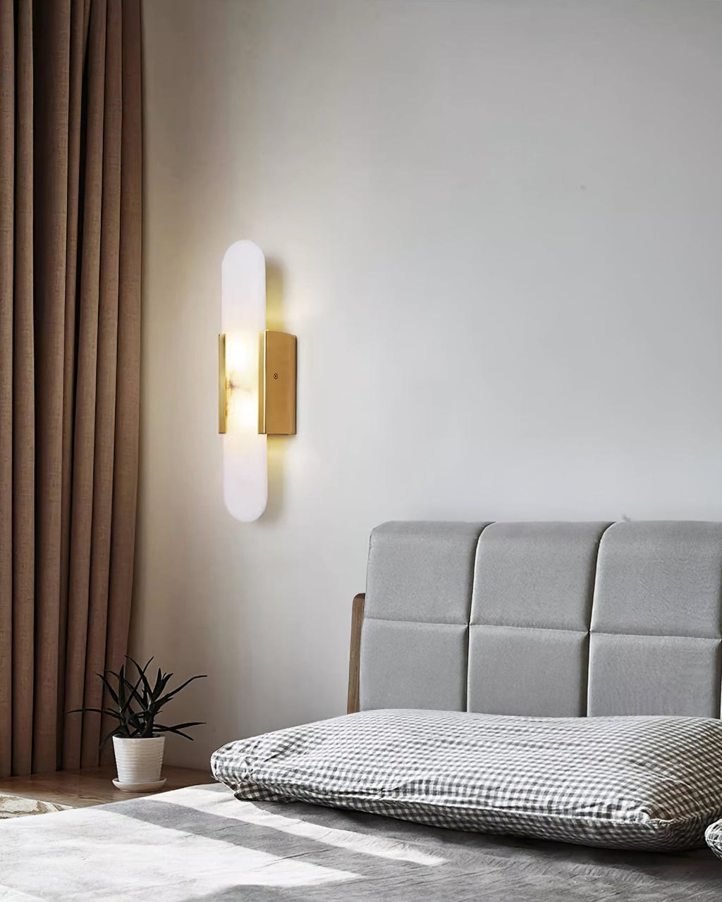 Längliche Wandleuchte aus natürlichem Alabaster, sanftes Licht, eleganter, zeitloser Luxus-Stil