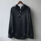 Blusa in satin a maniche lunghe per donne con colletto strutturato – Stella