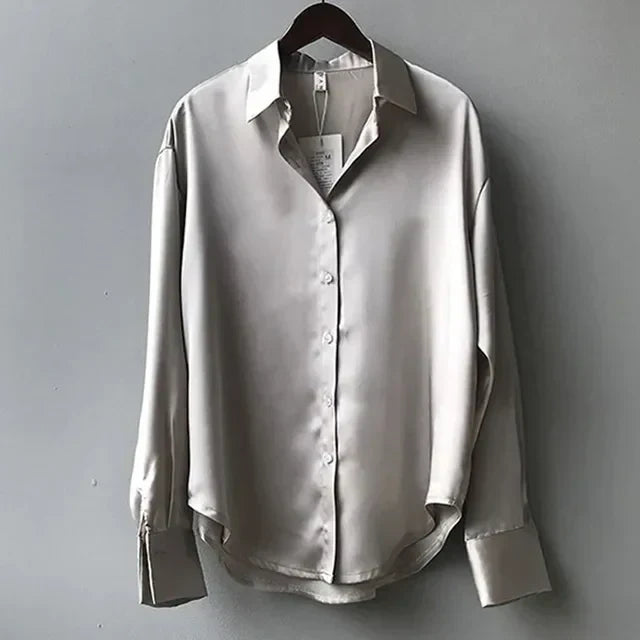 Blusa in satin a maniche lunghe per donne con colletto strutturato – Stella
