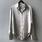Blusa in satin a maniche lunghe per donne con colletto strutturato – Stella