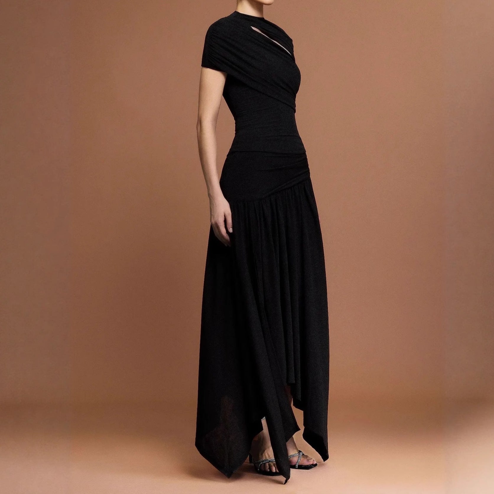 Robe Midi Plissée Noire Col Rond Manches Courtes Asymétrique Cut-Out Polyester Femme Élégante Soirée Cocktail Mariage Formelle Gala – Obsidienne