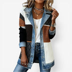 Version color-block de la veste avec blocs de texture en noir, blanc et caramel sur fond de denim bleu clair, col rabattu et poignets retroussés