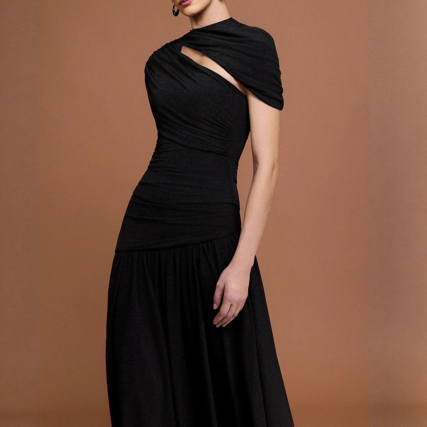 Robe Midi Plissée Noire Col Rond Manches Courtes Asymétrique Cut-Out Polyester Femme Élégante Soirée Cocktail Mariage Formelle Gala – Obsidienne