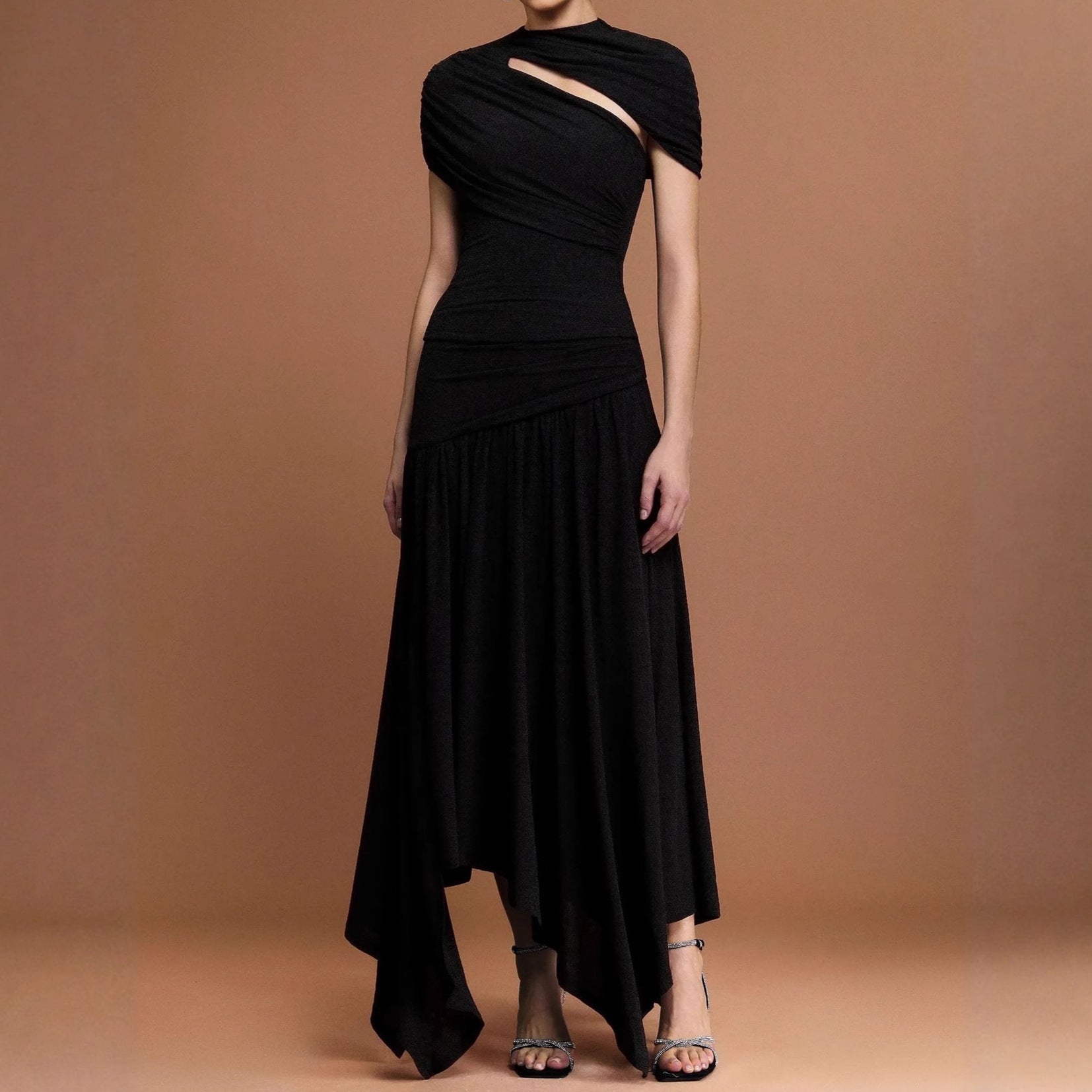 Robe Midi Plissée Noire Col Rond Manches Courtes Asymétrique Cut-Out Polyester Femme Élégante Soirée Cocktail Mariage Formelle Gala – Obsidienne