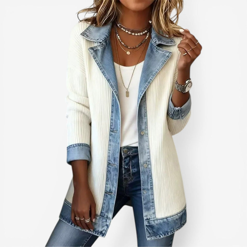 Veste maille côtelée blanc cassé avec col, bande frontale et poignets en denim bleu clair retroussés, portée ouverte sur un t-shirt blanc