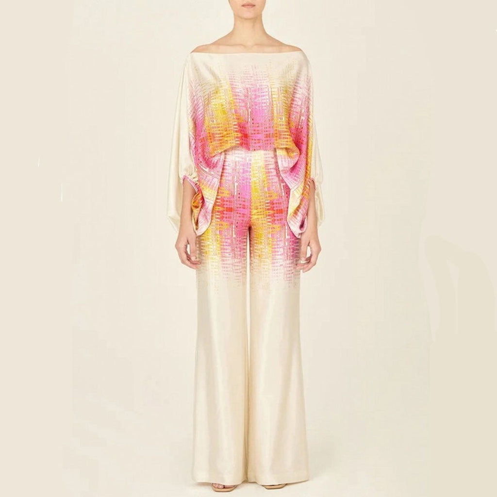 Completo estivo chic da donna in due pezzi, top fluido stampato e pantaloni larghi, outfit elegante casual per le vacanze