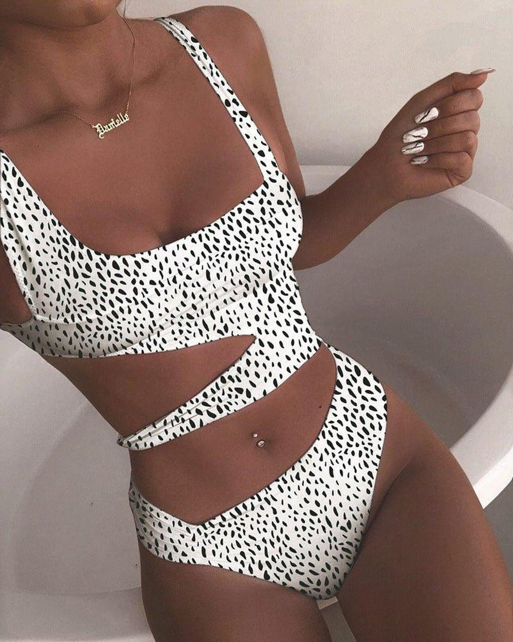 Maillot de bain une pièce asymétrique à découpes pour femmes – Noir