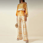 Completo estivo chic da donna in due pezzi, top fluido stampato e pantaloni larghi, outfit elegante casual per le vacanze