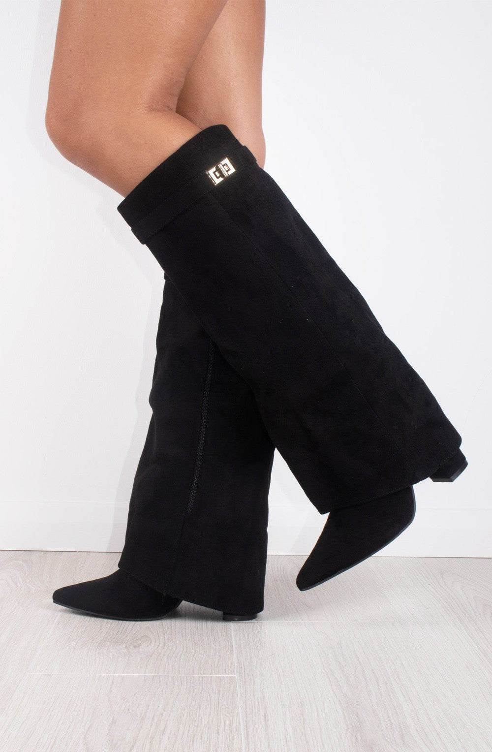 Bottes Montantes Femme à Revers Suédine Boucle Dorée Soirée Western - Hiverline