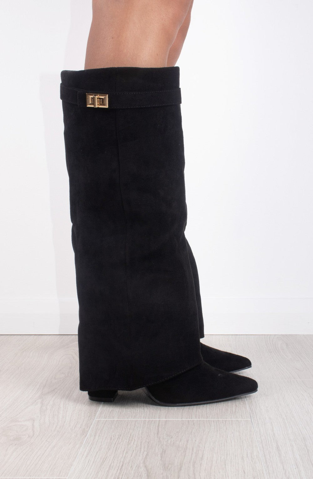 Bottes Montantes Femme à Revers Suédine Boucle Dorée Soirée Western - Hiverline