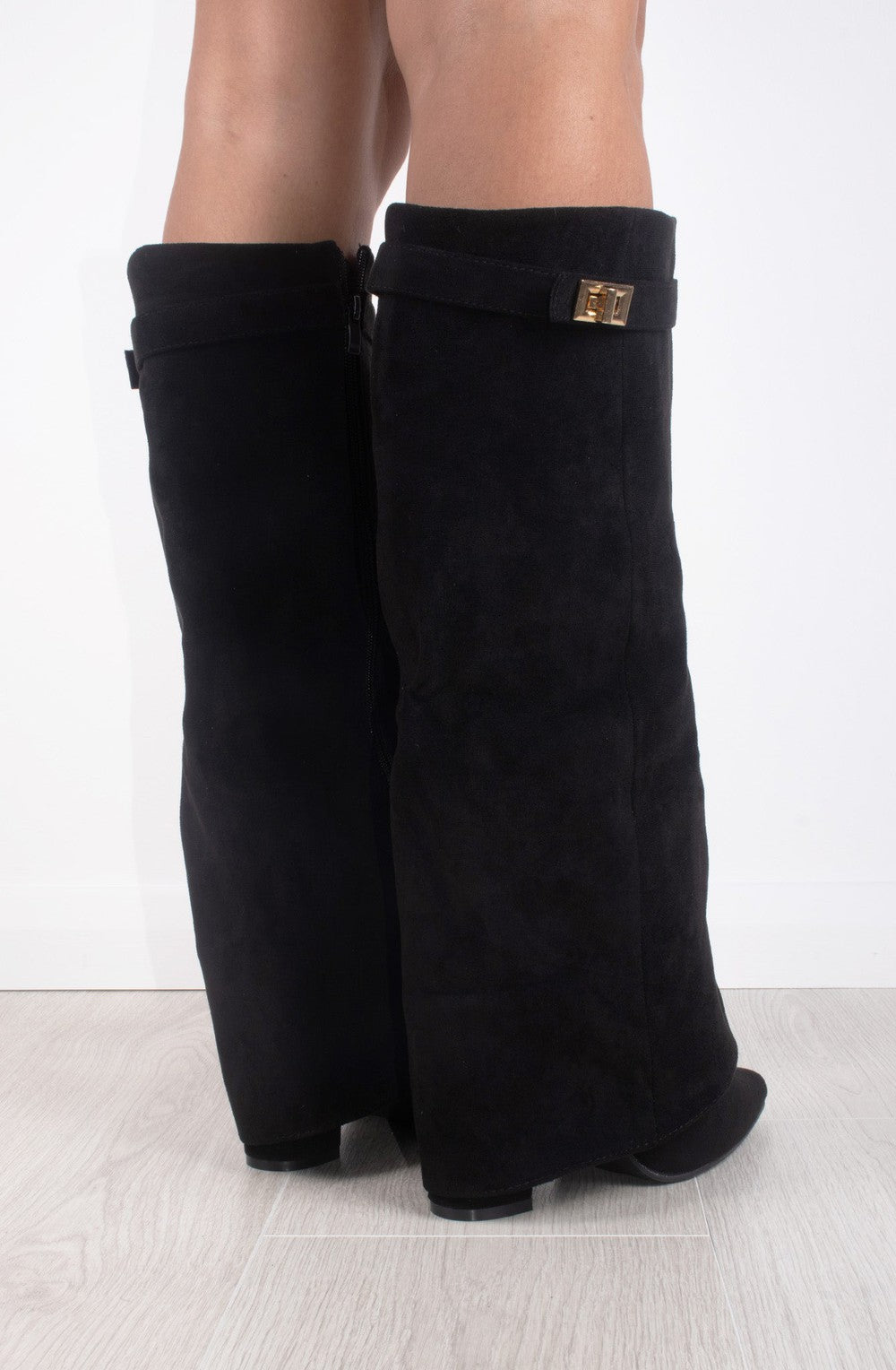 Bottes Montantes Femme à Revers Suédine Boucle Dorée Soirée Western - Hiverline